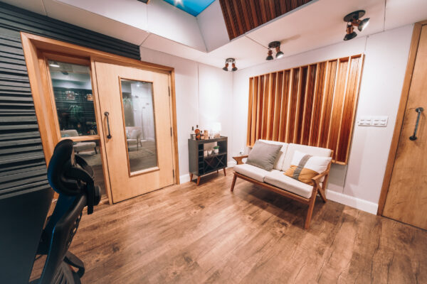 Estúdio acústico decorado, de 20m² ideal para gravação de música e podcast. Sua aconchegante decoração também permite ser utilizado como espaço para realização de vídeos. Possui sala técnica ao lado de 12m² que oferece a possibilidade de acompanhar as gravações e também uma ampla visão para dentro do estúdio.