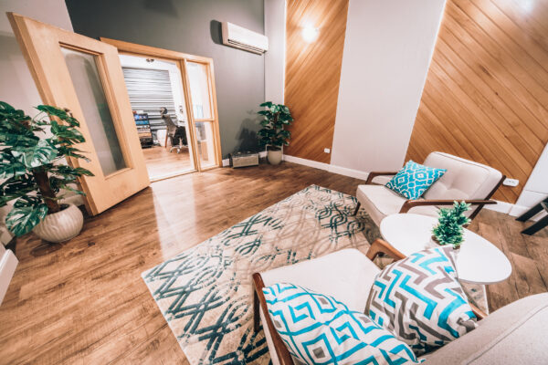 Estúdio acústico decorado, de 20m² ideal para gravação de música e podcast. Sua aconchegante decoração também permite ser utilizado como espaço para realização de vídeos. Possui sala técnica ao lado de 12m² que oferece a possibilidade de acompanhar as gravações e também uma ampla visão para dentro do estúdio.